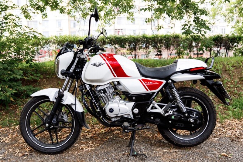 Bajaj v 150
