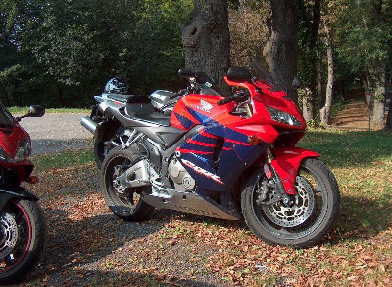 Honda CBR 600 RR красно синяя