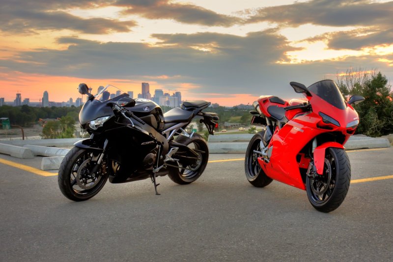 Мото Honda CBR 1000 красный