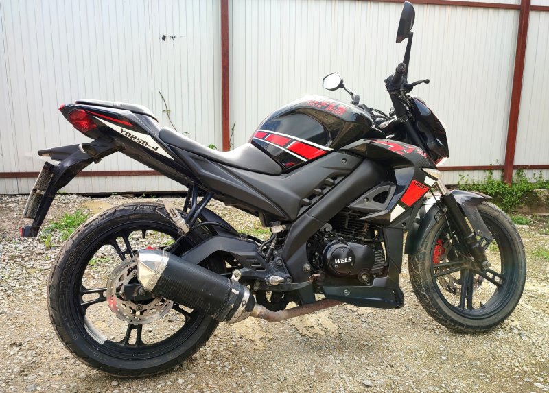 Bajaj 200 Pulsar красный