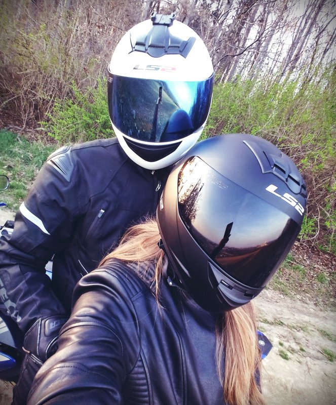 Парень и девушка в шлемах