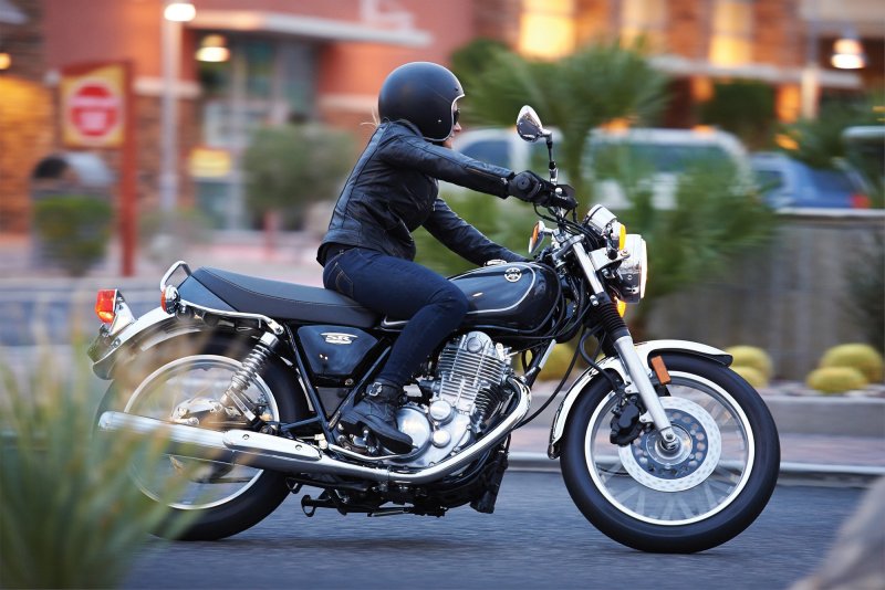 Классический мотоцикл Ямаха sr400