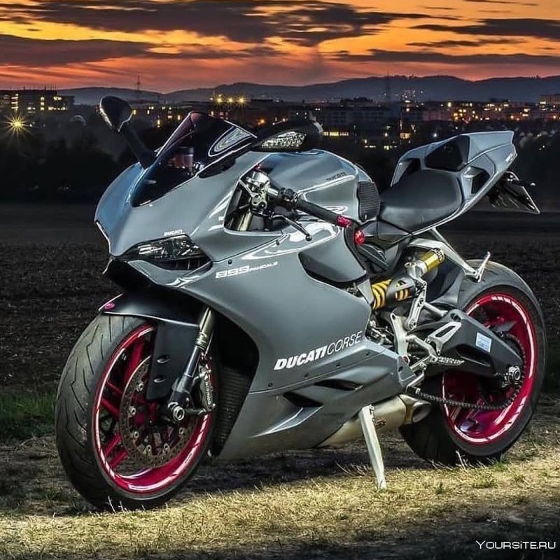 Спортбайк мотоцикл Ducati