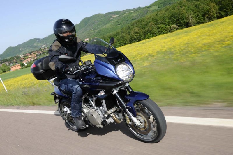 Mana 850 Aprilia с пилотом