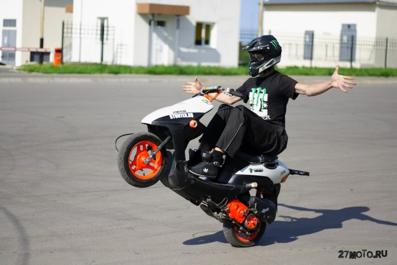 Стант на скутере FZM