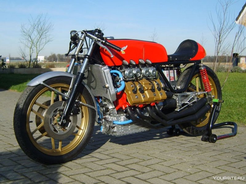 8 Цилиндровый мотоцикл Honda