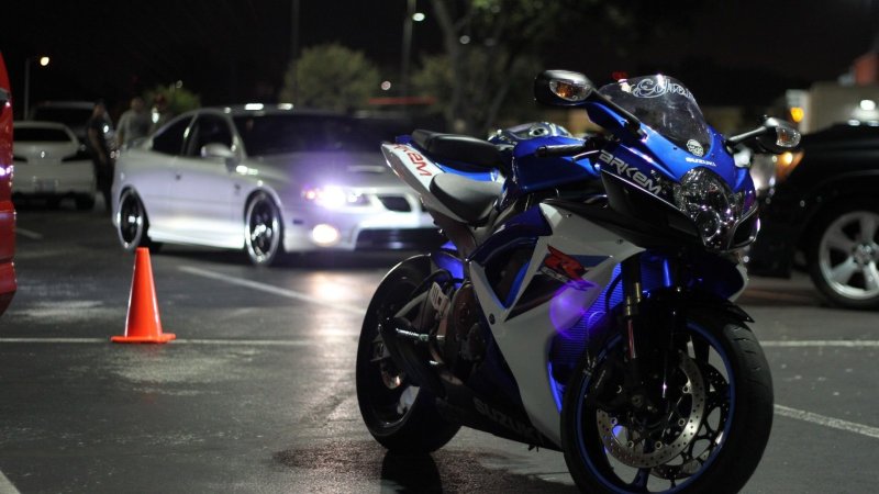Suzuki GSXR 750 ночью