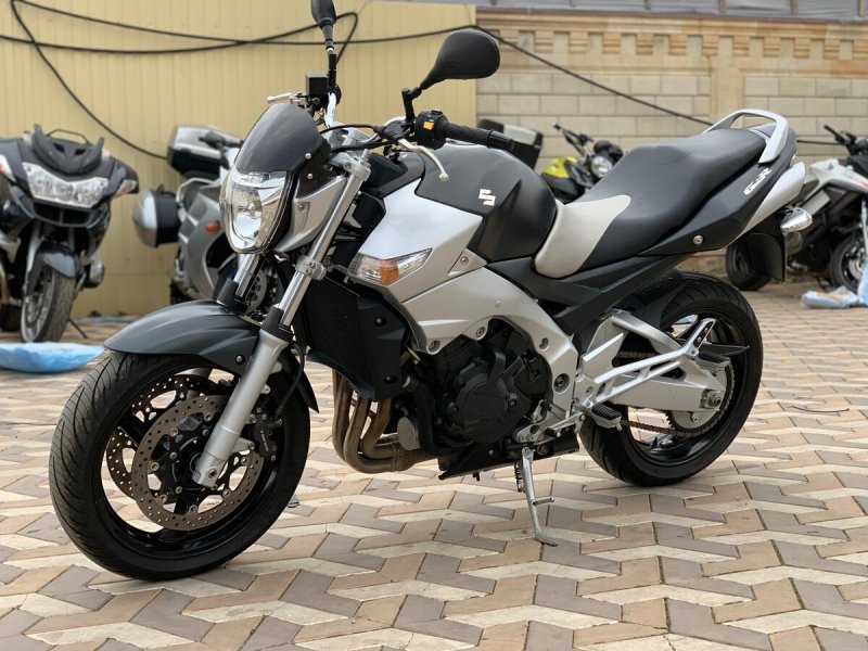 Suzuki GSR 400