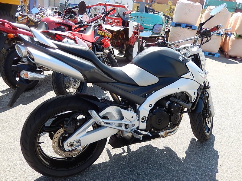Мотоцикл Сузуки GSR 400 кубов