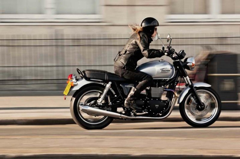 Triumph Bonneville с байкером