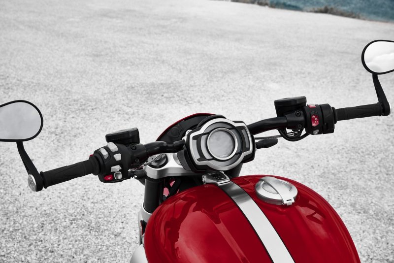 Расширительный бачок на Triumph Rocket 3