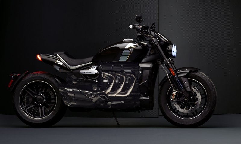 Черный мотоцикл Triumph