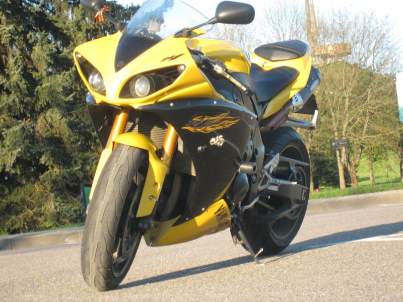 Yamaha YZF-r1 желтый