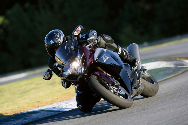 Мотоцикл Suzuki GSX R 1000 С мотоциклистом
