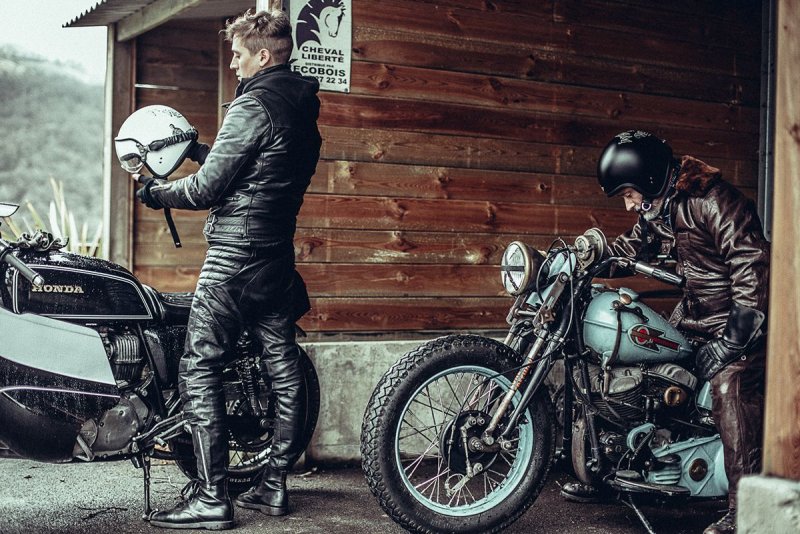 Скремблер мотоцикл и мотоциклист Винтаж