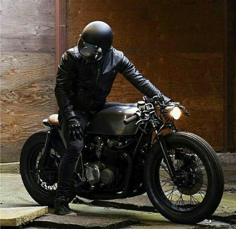 Кафе рейсер мотоциклист