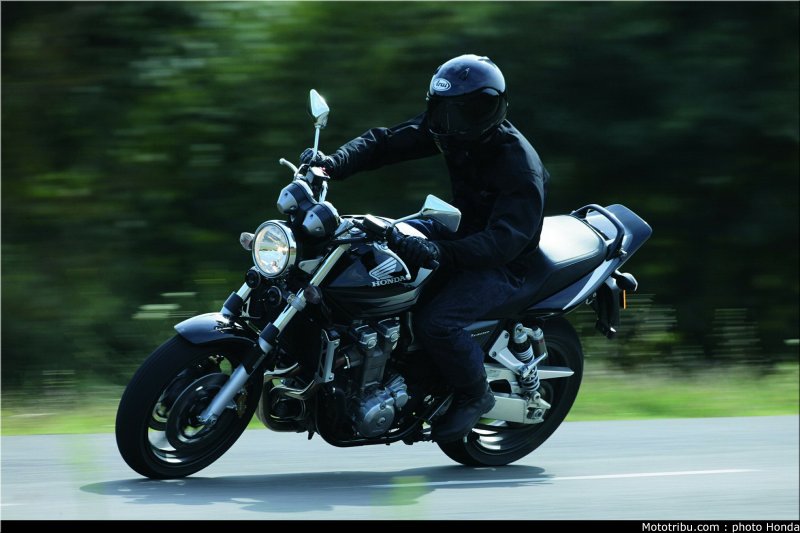 Байкер на Honda CB 400