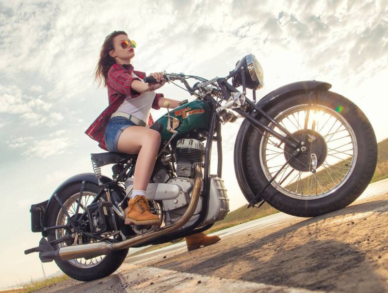 Мотоцикл Royal Enfield и девушка
