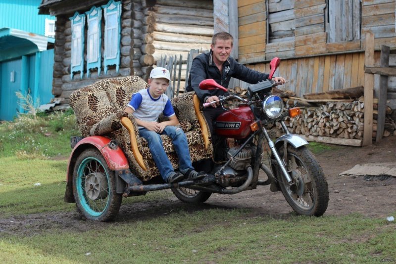 Мотоциклист в деревне