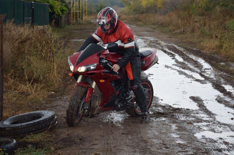 Спортбайк в деревне