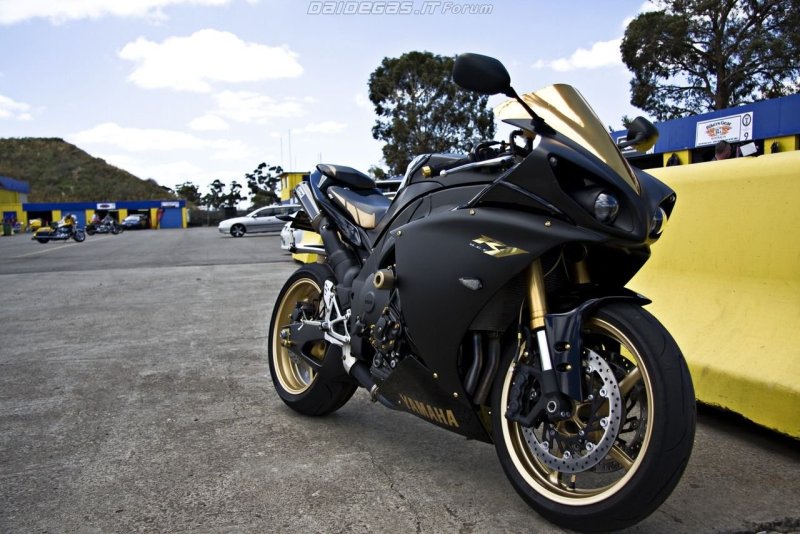 Yamaha r1 Золотая