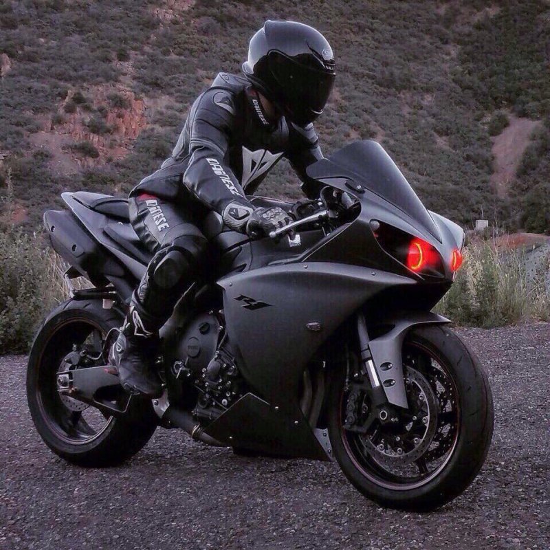 Мотоцикл Yamaha r1 чёрный