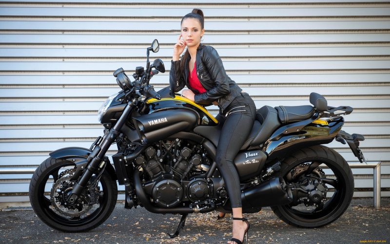 Девушка на мотоцикле