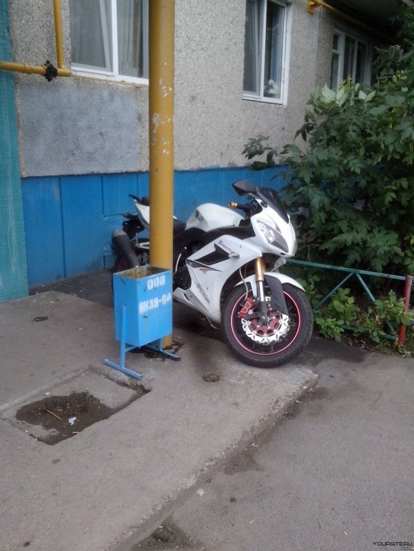 Скутер на парковке