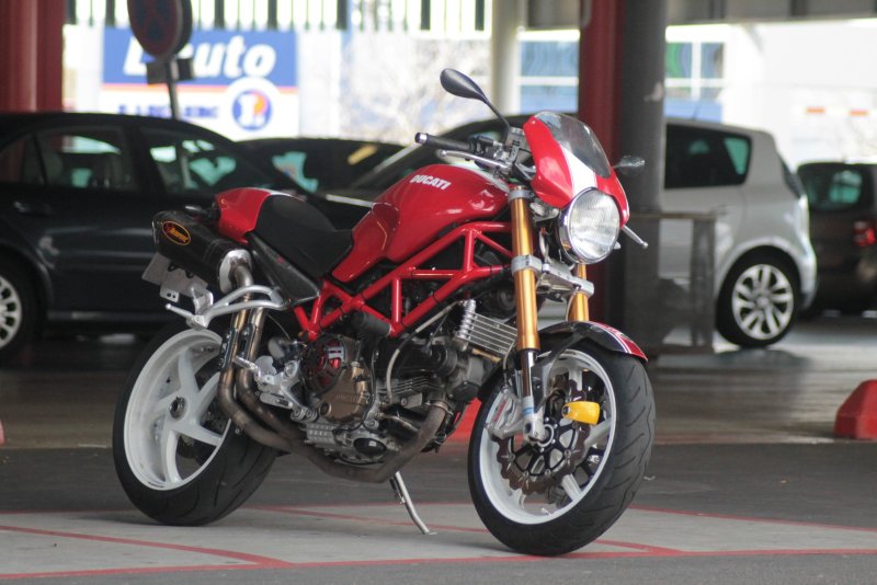 Мотоцикл в паркинге