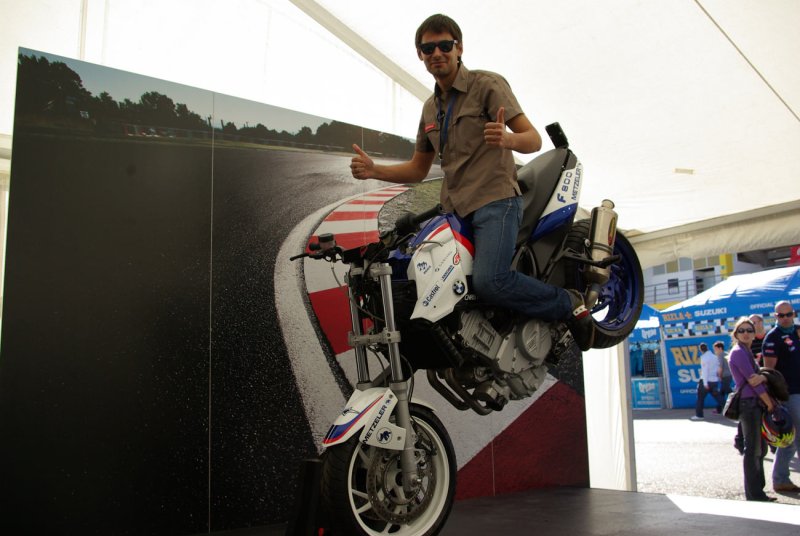 Ревущий мотоцикл в городе