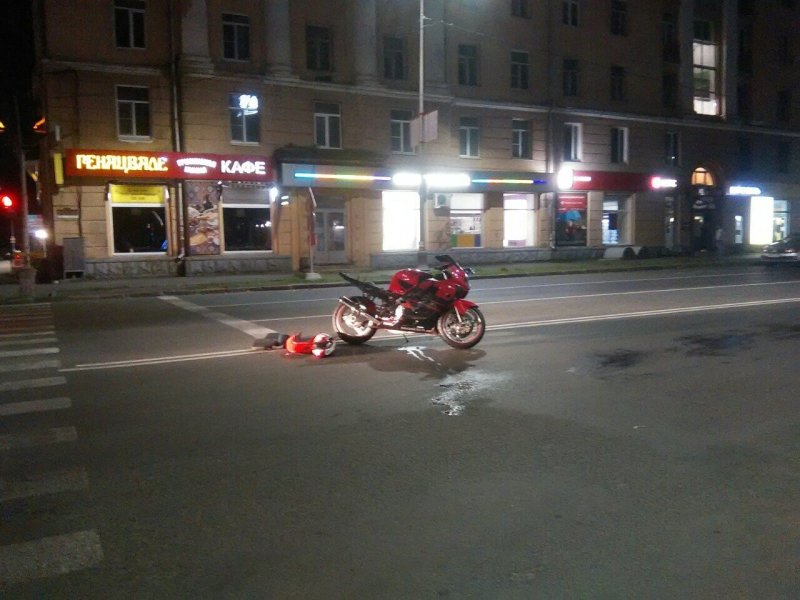 Припаркованный мотоцикл ночью