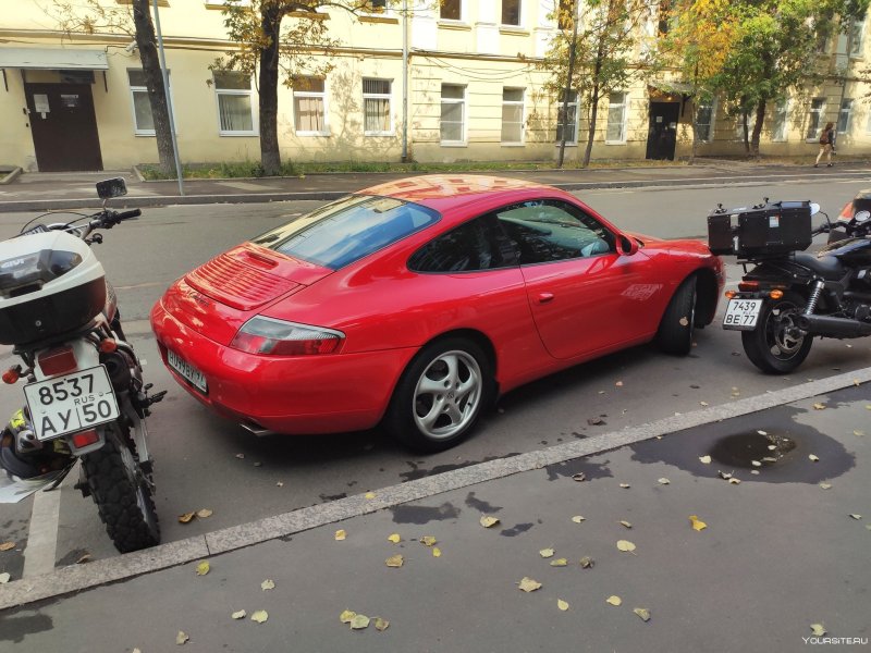 Припаркованный мотоцикл