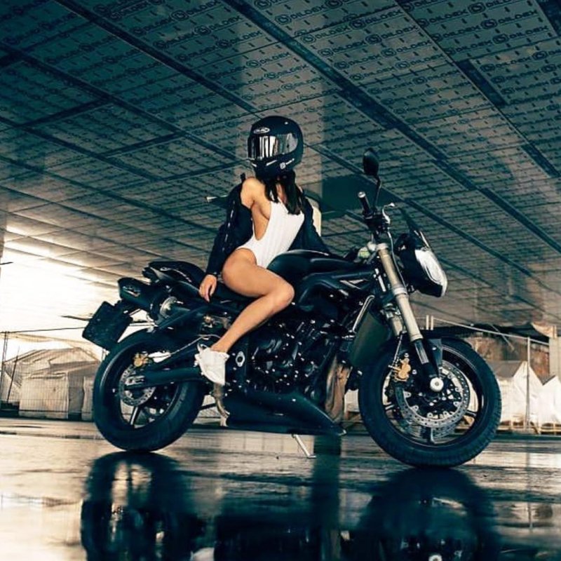 Фотосессия в боди на мотоцикле