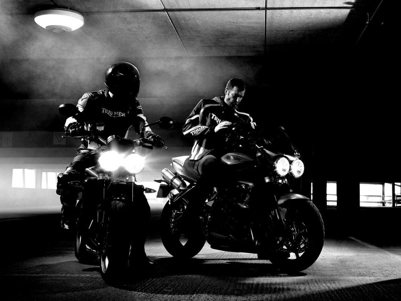 Пацан на мотоцикле ночью