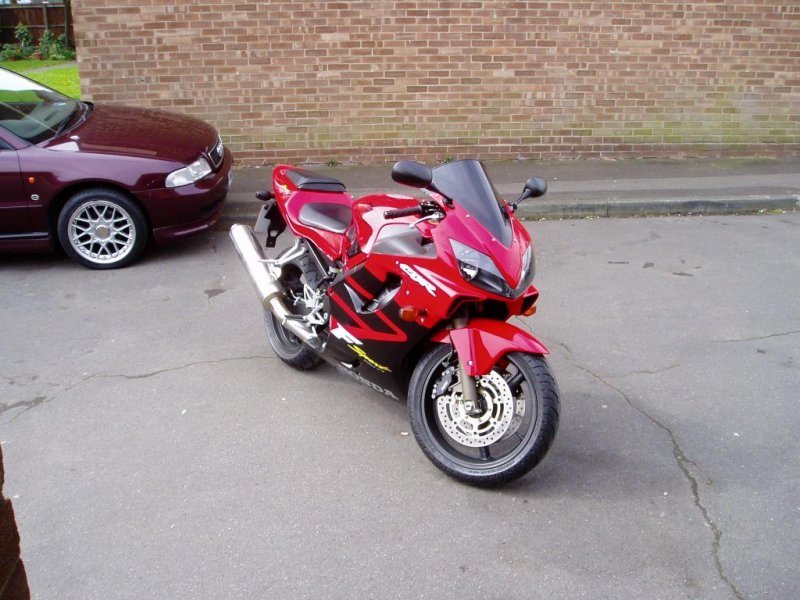 Honda f4i Sport красная