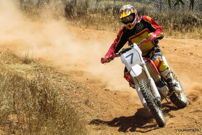 Кроссовый мотоцикл по грязи