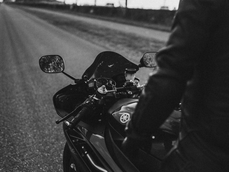 Мужчина на мотоцикле черно белое