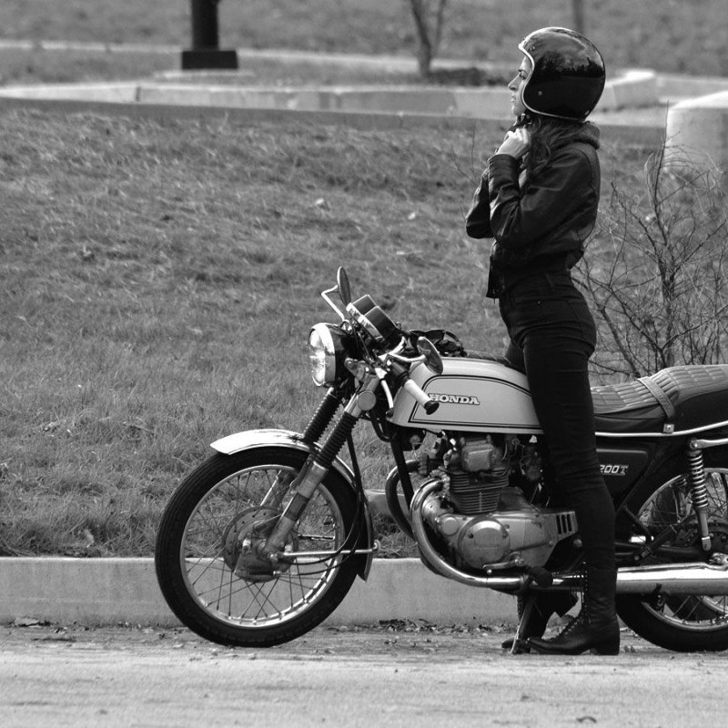 Девушки на ретро мотоциклах