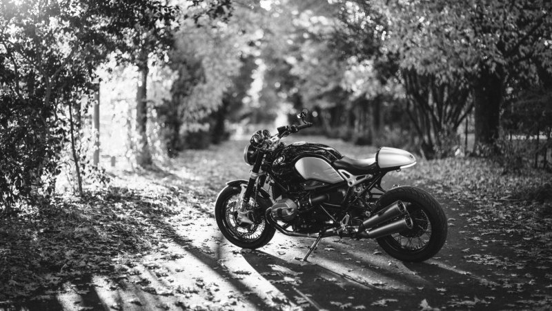 Красивый черно белый мотоцикл