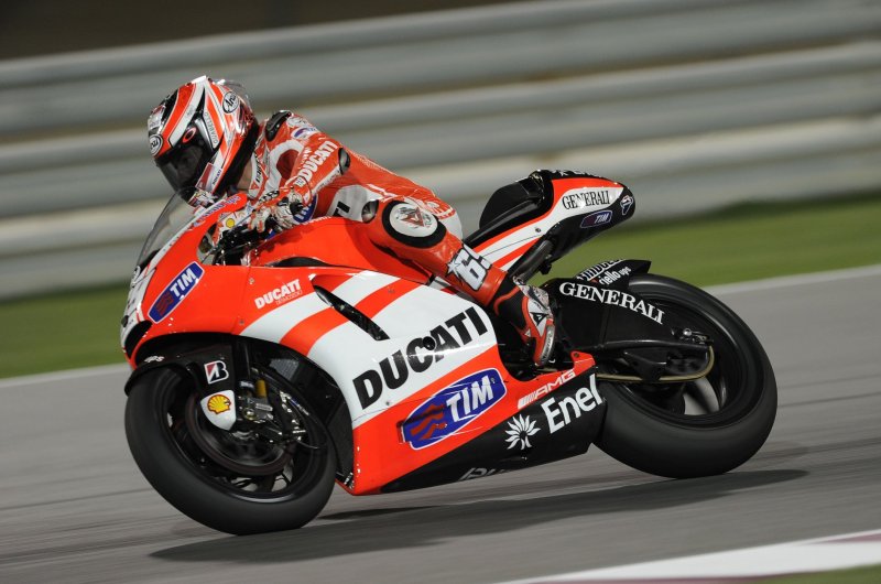 Красный гоночный мотоцикл