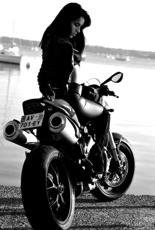Брюнетка на мотоцикле