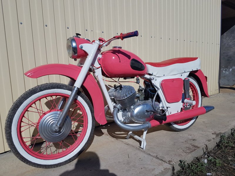 Красный Советский мотоцикл