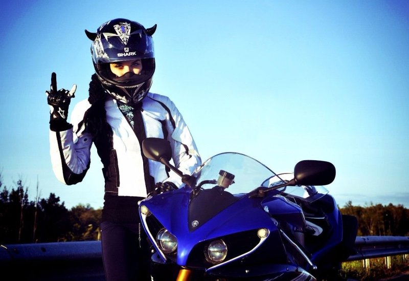 Девушка на мопеде в шлеме