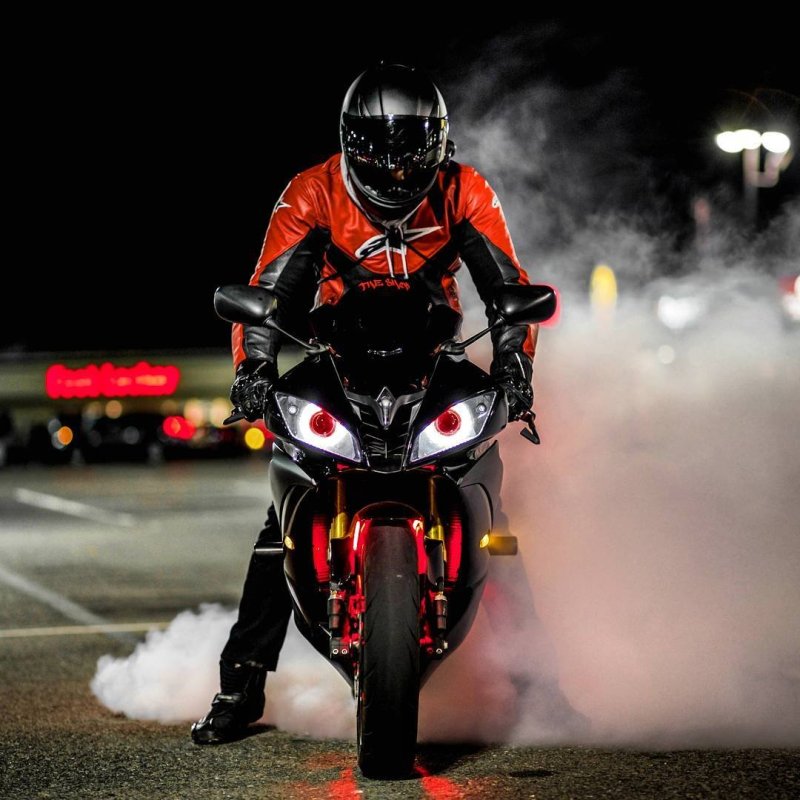 В костюме и шлеме