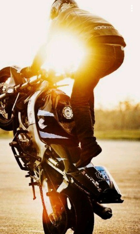 Пацан на мотике