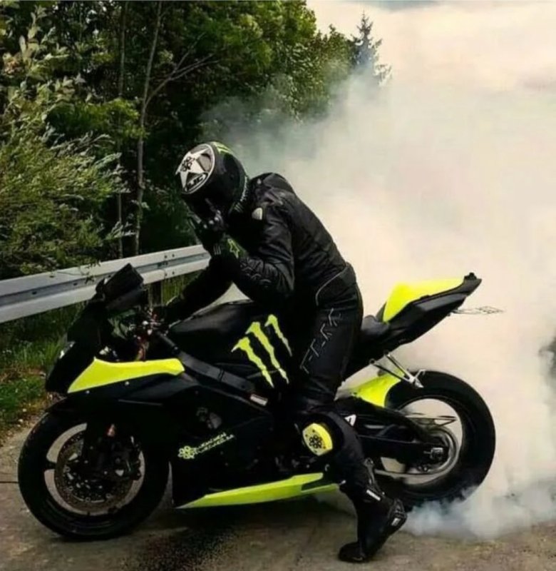 Пацан на мотоцикле