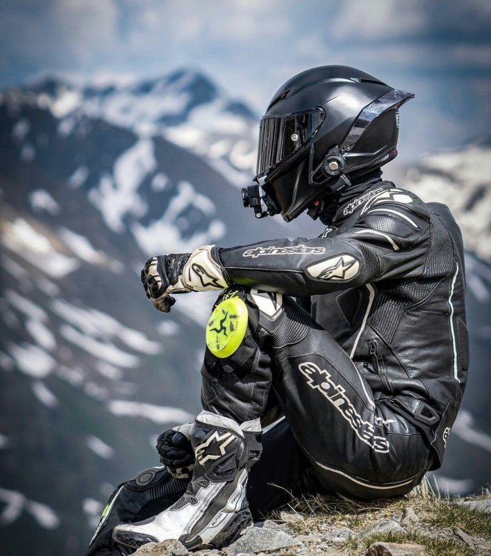 Мотоциклист в шлеме