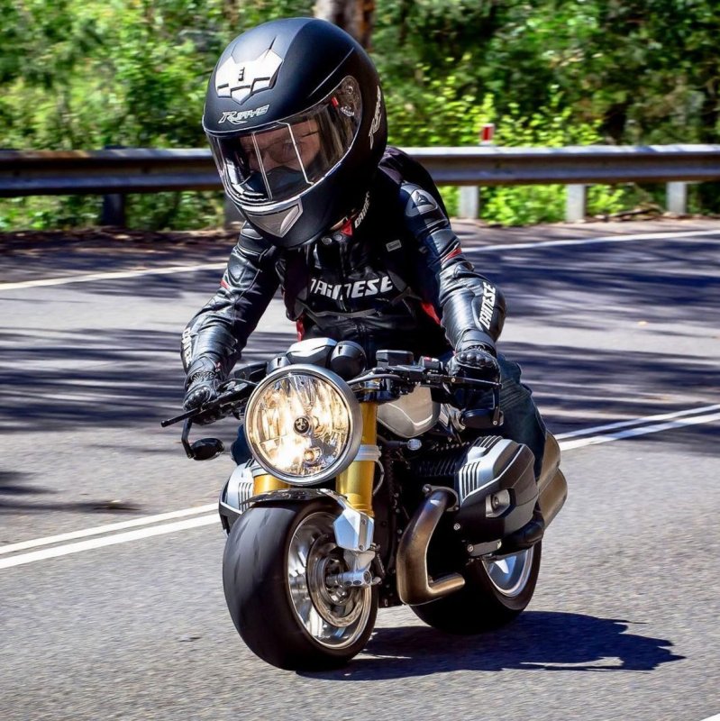 Мотоциклист в шлеме