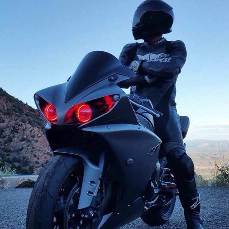 Парень на мотоцикле в шлеме