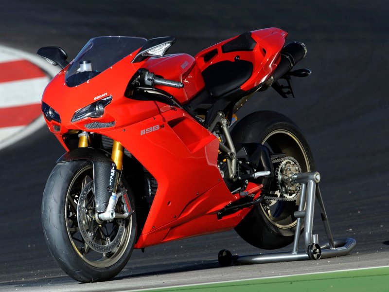 Мотоцикл Ducati красный